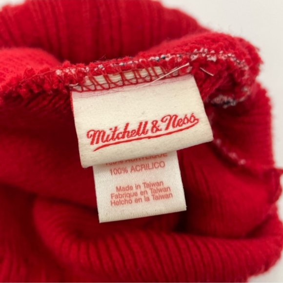 (SOLD)....Bulls red bandanna Beanie - Picture 3 of 4